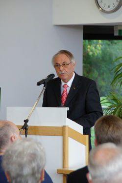 Gerhard Sautter begrüßt die Gäste