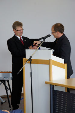 BM Lutz Schwaigert übergibt Hans-Georg Götz Kastanie